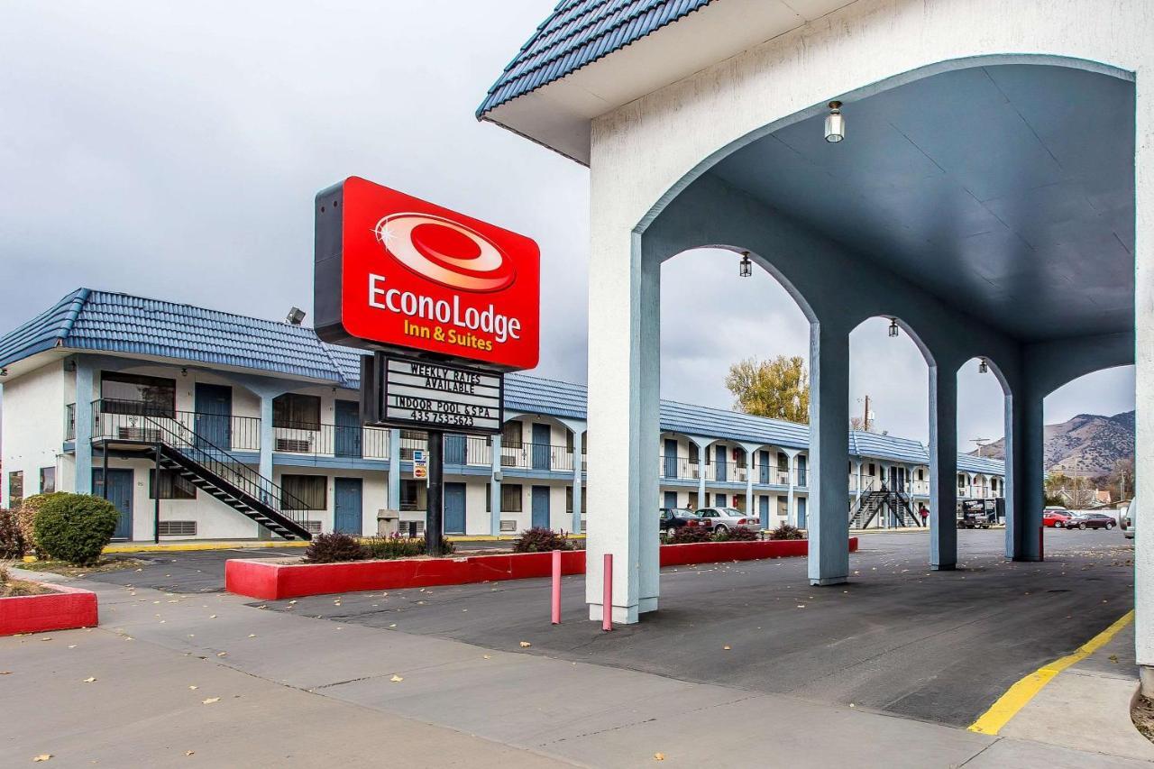 Econo Lodge Inn & Suites Logan Exterior photo
