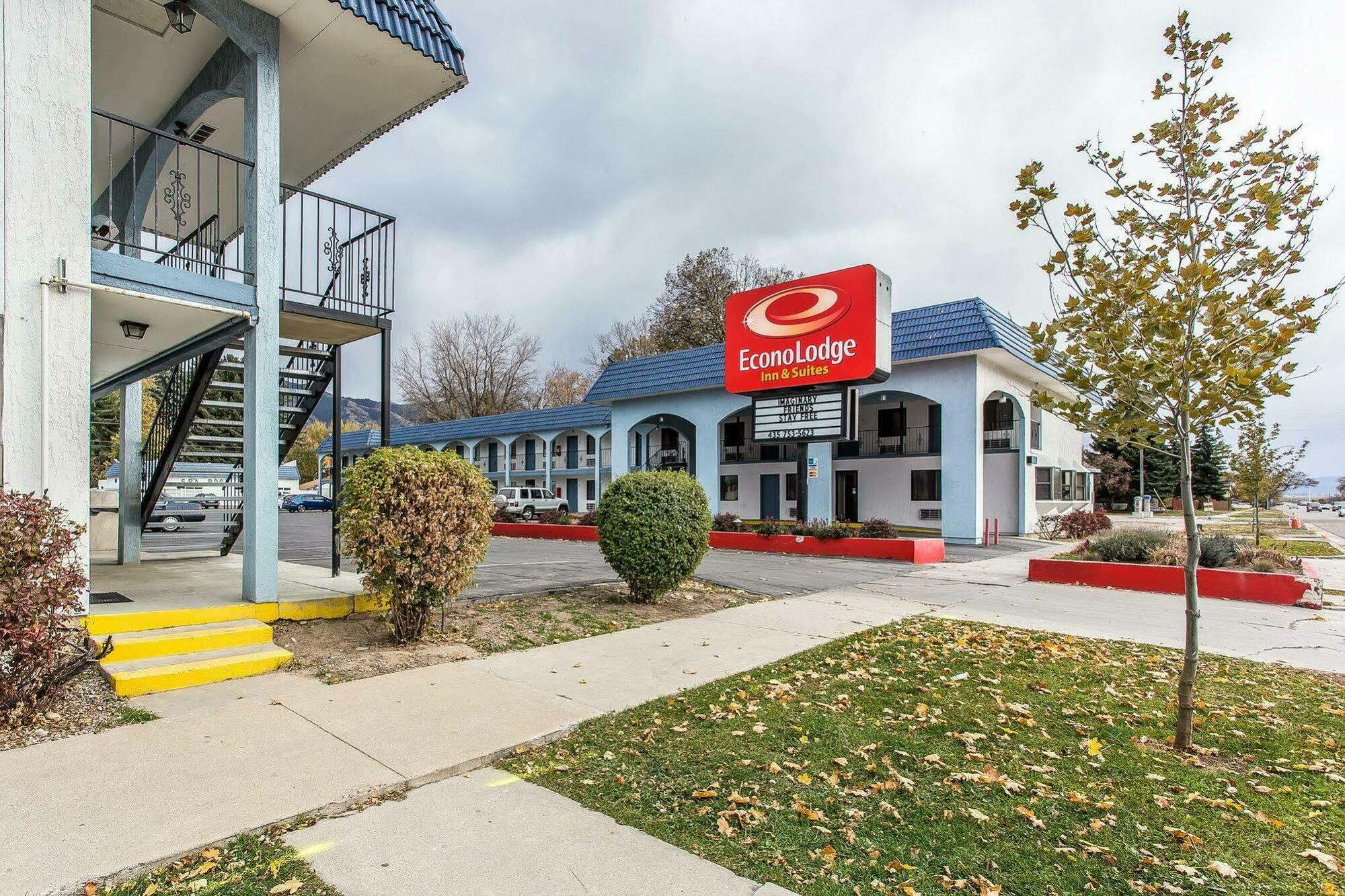 Econo Lodge Inn & Suites Logan Exterior photo